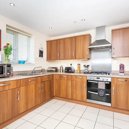 بيت للعطل Immaculate 4 Bed, 3 Bathrooms, Nr Races, Sleeps 6