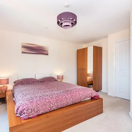 بيت للعطل Immaculate 4 Bed, 3 Bathrooms, Nr Races, Sleeps 6 *