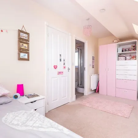 بيت للعطل Immaculate 4 Bed, 3 Bathrooms, Nr Races, Sleeps 6