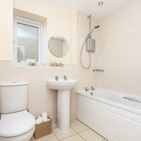 Immaculate 4 Bed, 3 Bathrooms, Nr Races, Sleeps 6 بيت للعطل يورك