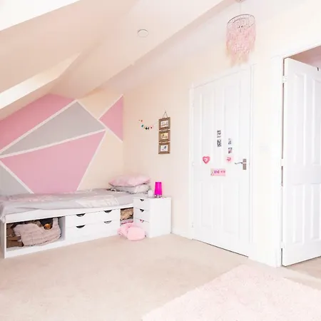 Immaculate 4 Bed, 3 Bathrooms, Nr Races, Sleeps 6 *