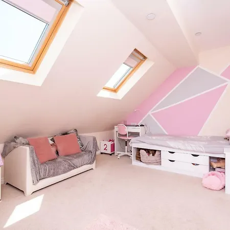 Immaculate 4 Bed, 3 Bathrooms, Nr Races, Sleeps 6 بيت للعطل