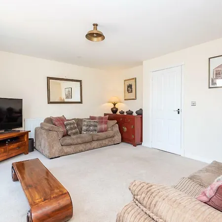 بيت للعطل Immaculate 4 Bed, 3 Bathrooms, Nr Races, Sleeps 6