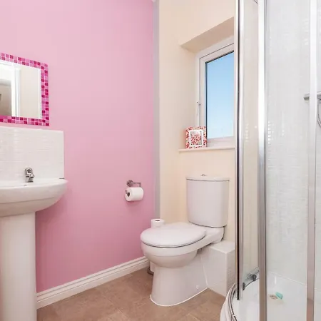 Immaculate 4 Bed, 3 Bathrooms, Nr Races, Sleeps 6 * يورك
